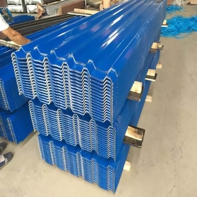 ISO 18001 JISの青い金属の屋根は7-30um色に塗った波形シートにパネルをはめる