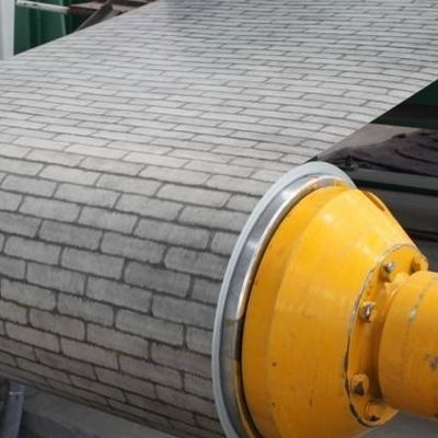 0.11-2.5mm Prepainted鋼鉄コイルPPGIは色によって塗られた鋼鉄を浮彫りにした